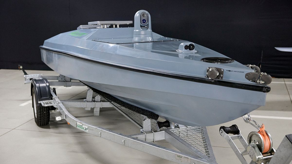 Ukrayna, Karadeniz'de bir Rus savaş gemisini su üstü robotu kullanarak batırdığını duyurdu