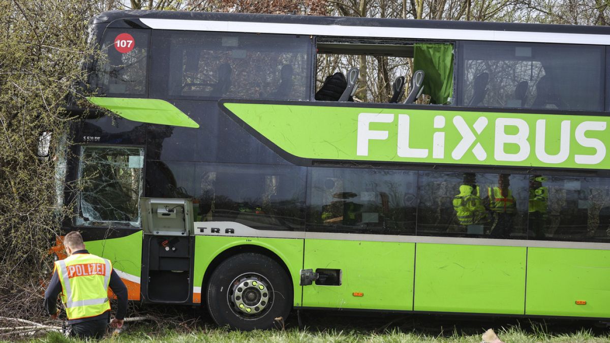 Almanya'da otobüs devrildi: En az 5 ölü, 20'den fazla yaralı