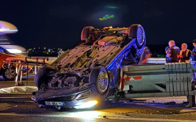 Beykoz TEM Otoyolu'nda Feci Kaza: Otomobil Minibüse Çarparak Bariyere Saplandı, 1 Ölü 2 Yaralı
