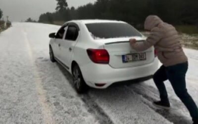 Sarıkamış’a yağan dolu yolları beyaza bürüdü